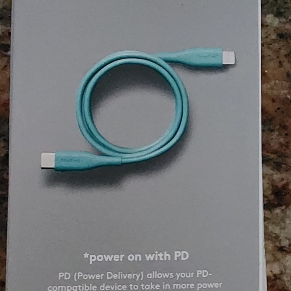 ' Lightning to USB-C Round Cable -  Spring TealCondition brand new in box No r